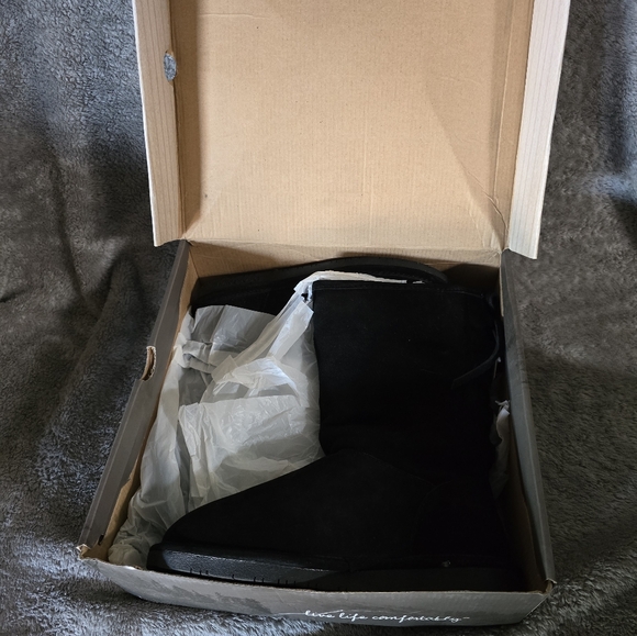 BEARPAW Phyllis In Black Furry Boots Women Size 9 *New In Box* - Picture 10 of 12